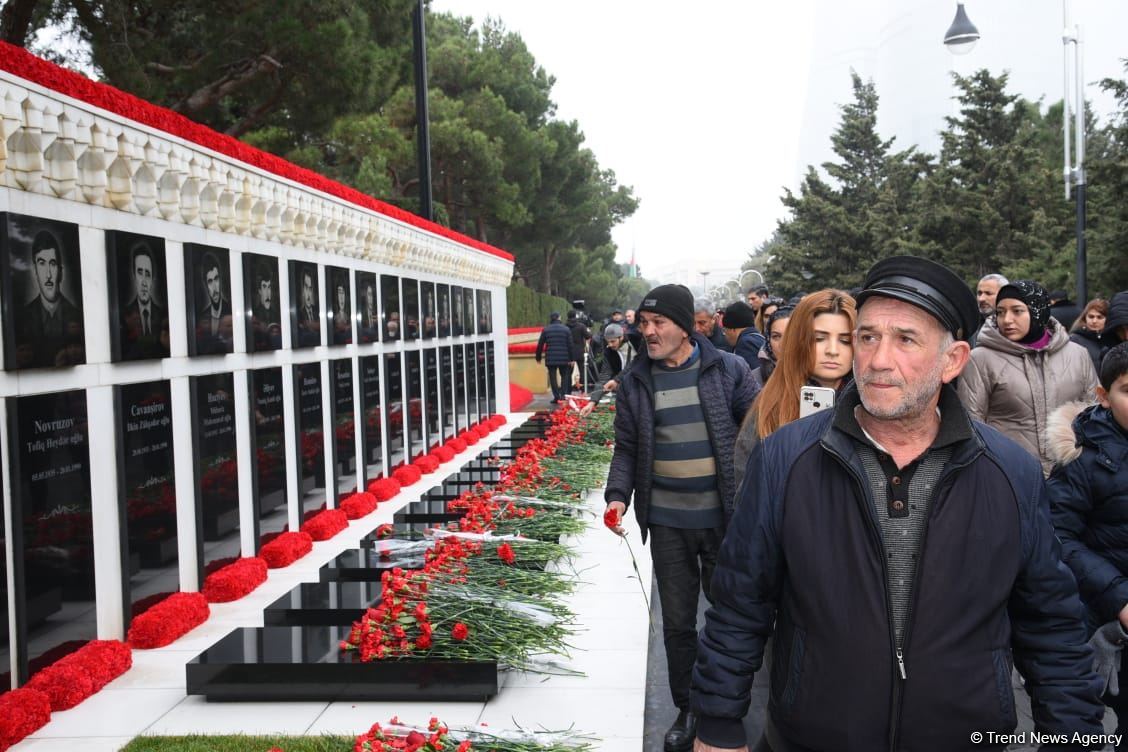Azerbaijani people honor blessed memory of victims of January 20 tragedy (PHOTO)