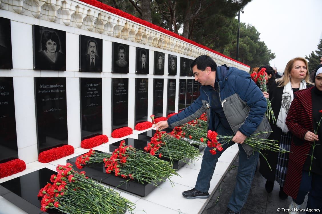 Azerbaijani people honor blessed memory of victims of January 20 tragedy (PHOTO)