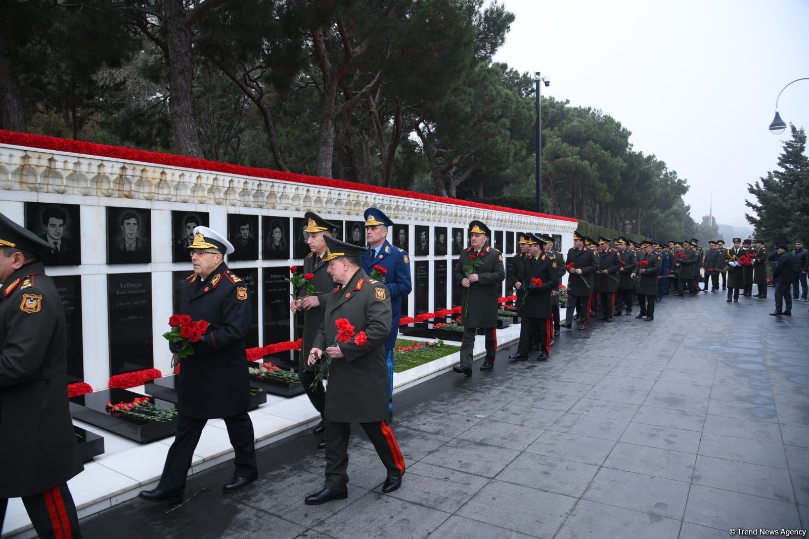 Azerbaijani people honor blessed memory of victims of January 20 tragedy (PHOTO)