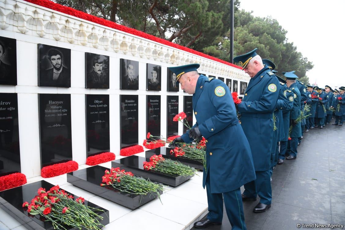 Azerbaijani people honor blessed memory of victims of January 20 tragedy (PHOTO)
