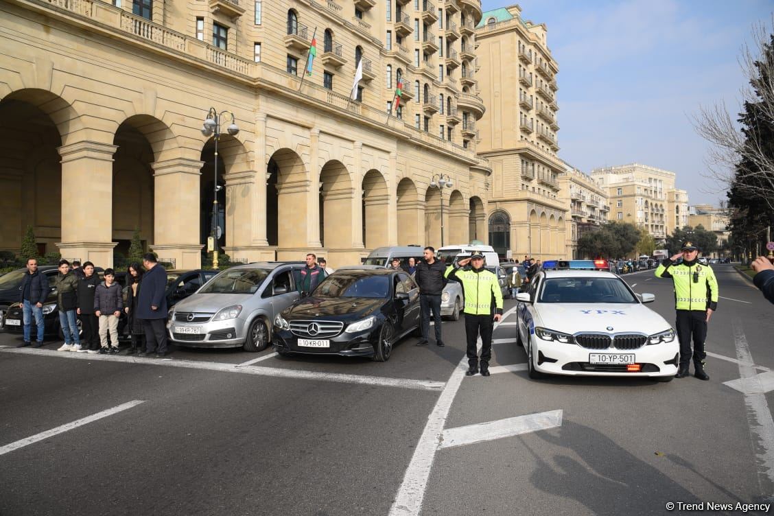 Azerbaijan honors memory of martyrs of January 20 tragedy by minute of silence (PHOTO/VIDEO)