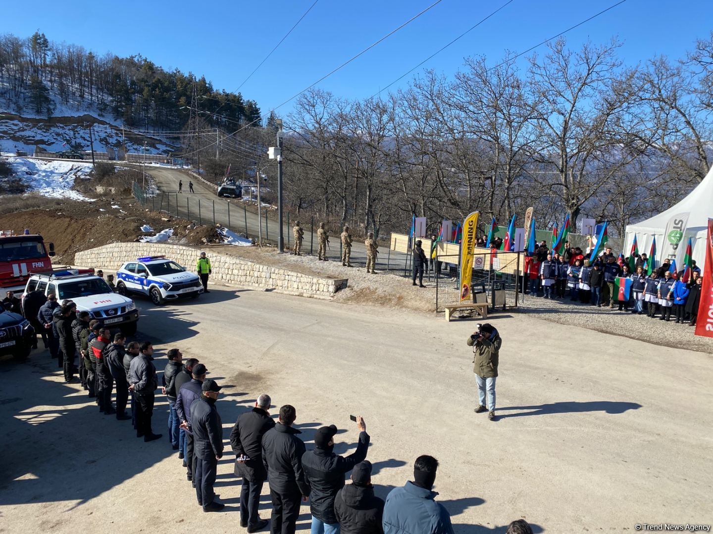 Peaceful protestors on Azerbaijan's Lachin-Khankendi road honor memory of January 20 martyrs with minute of silence (PHOTO)