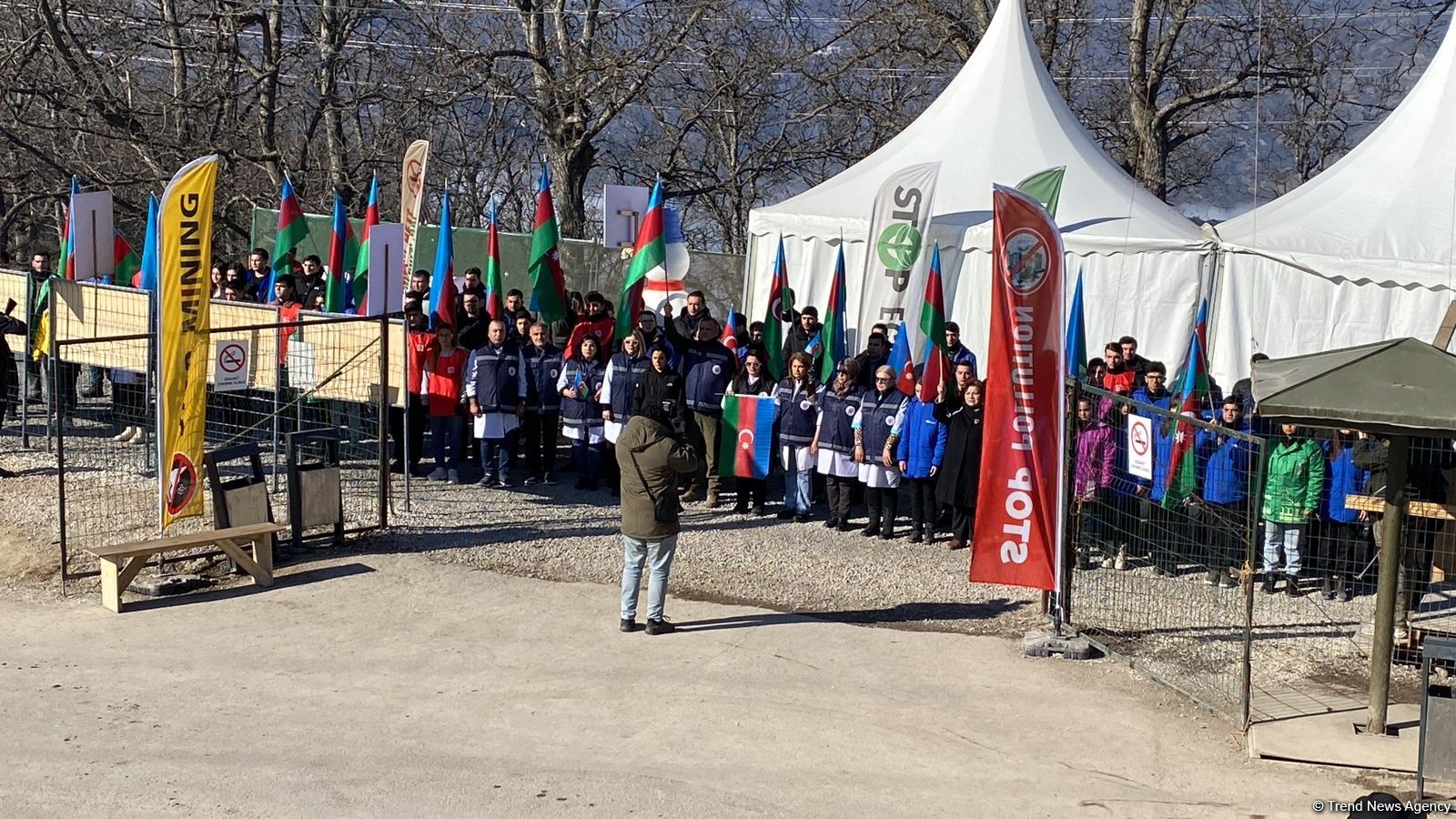 Peaceful protestors on Azerbaijan's Lachin-Khankendi road honor memory of January 20 martyrs with minute of silence (PHOTO)
