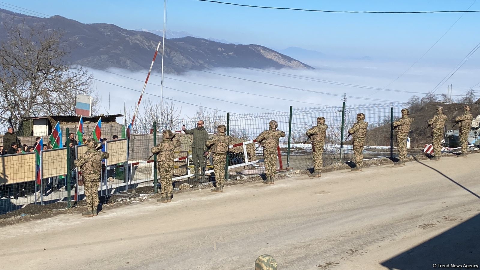 Peaceful protestors on Azerbaijan's Lachin-Khankendi road honor memory of January 20 martyrs with minute of silence (PHOTO)