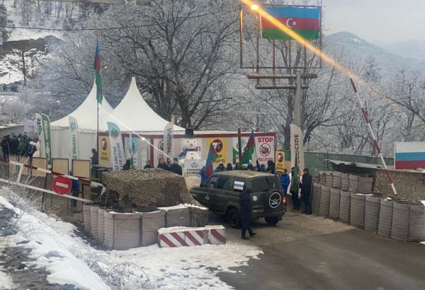 Another car of Russian peacekeepers drives freely along Azerbaijan's Lachin-Khankendi road (PHOTO)