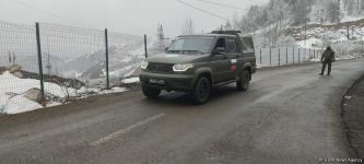 Another car of Russian peacekeepers drives freely along Azerbaijan's Lachin-Khankendi road (PHOTO)
