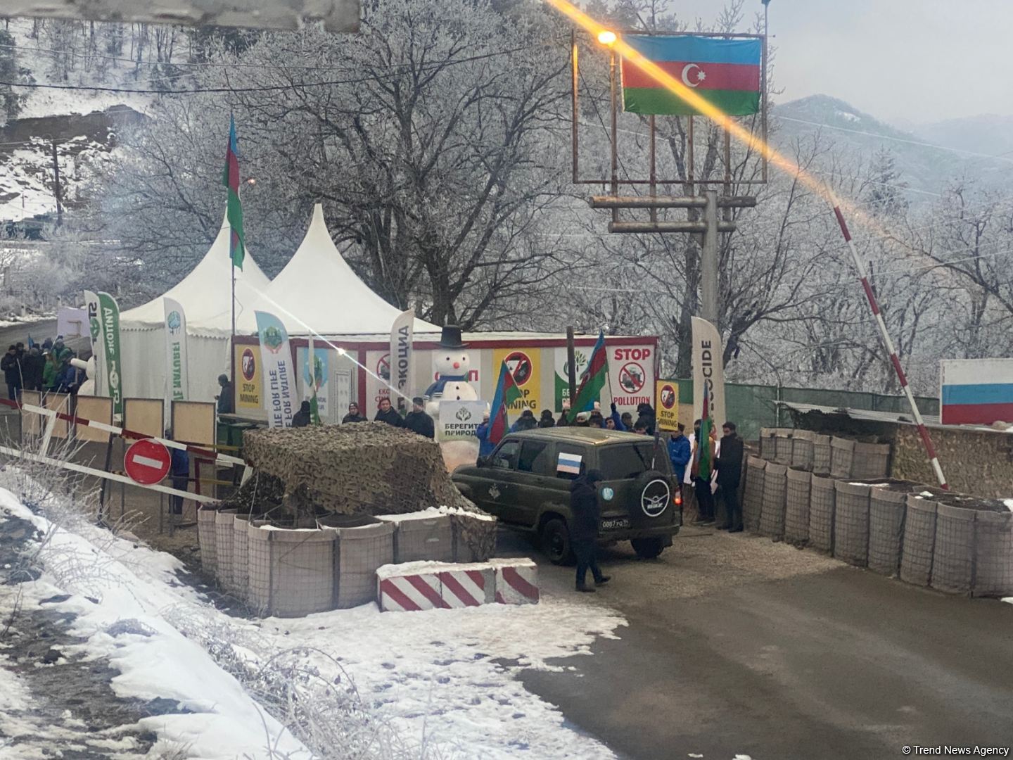 Another car of Russian peacekeepers drives freely along Azerbaijan's Lachin-Khankendi road (PHOTO)