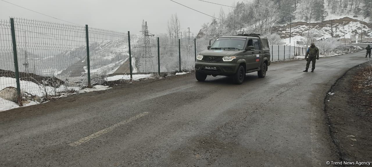 Another car of Russian peacekeepers drives freely along Azerbaijan's Lachin-Khankendi road (PHOTO)