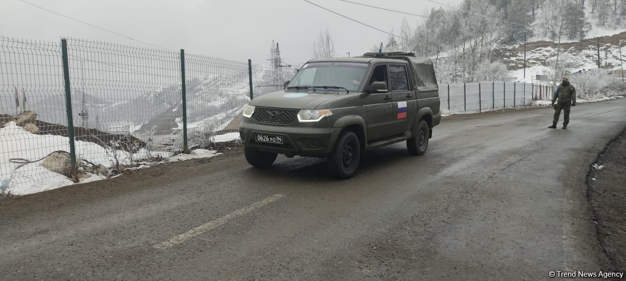 Another car of Russian peacekeepers drives freely along Azerbaijan's Lachin-Khankendi road (PHOTO)