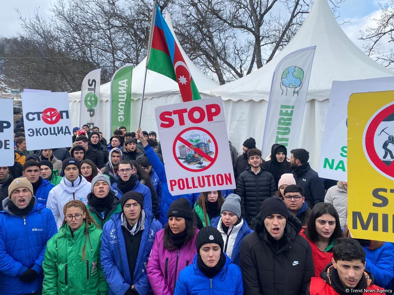 Peaceful protest continues on Azerbaijan's Lachin-Khankendi road despite cold weather (PHOTO)