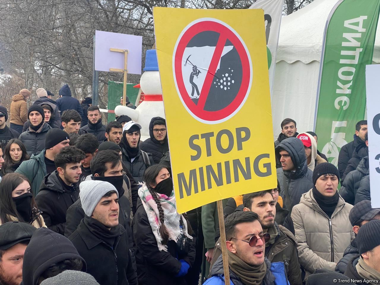 Peaceful protest continues on Azerbaijan's Lachin-Khankendi road despite cold weather (PHOTO)