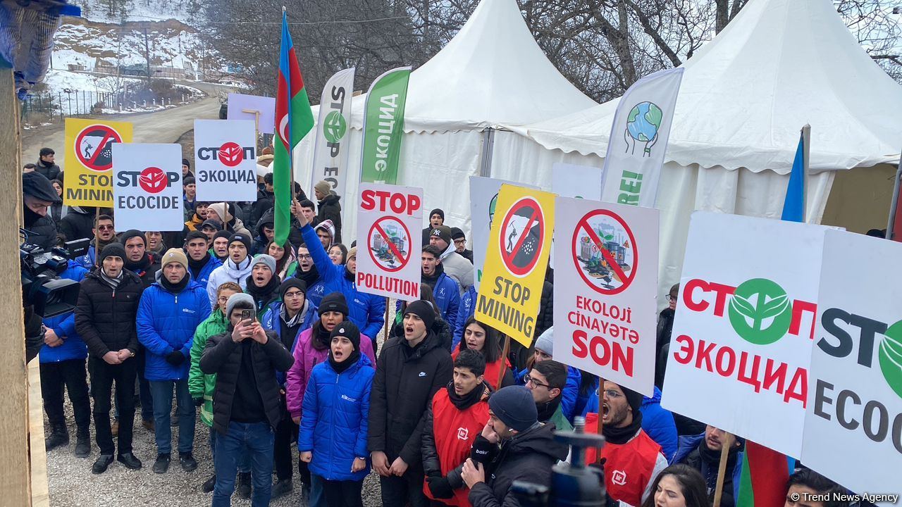 Peaceful protest continues on Azerbaijan's Lachin-Khankendi road despite cold weather (PHOTO)