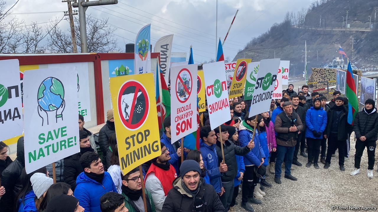 Peaceful protest continues on Azerbaijan's Lachin-Khankendi road despite cold weather (PHOTO)
