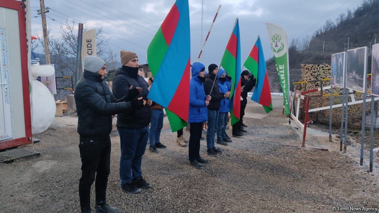 Peaceful protest continues on Azerbaijan's Lachin-Khankendi road despite cold weather (PHOTO)