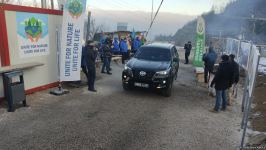 Another car of Russian peacekeepers freely passes along Azerbaijani Lachin-Khankendi road (PHOTO)