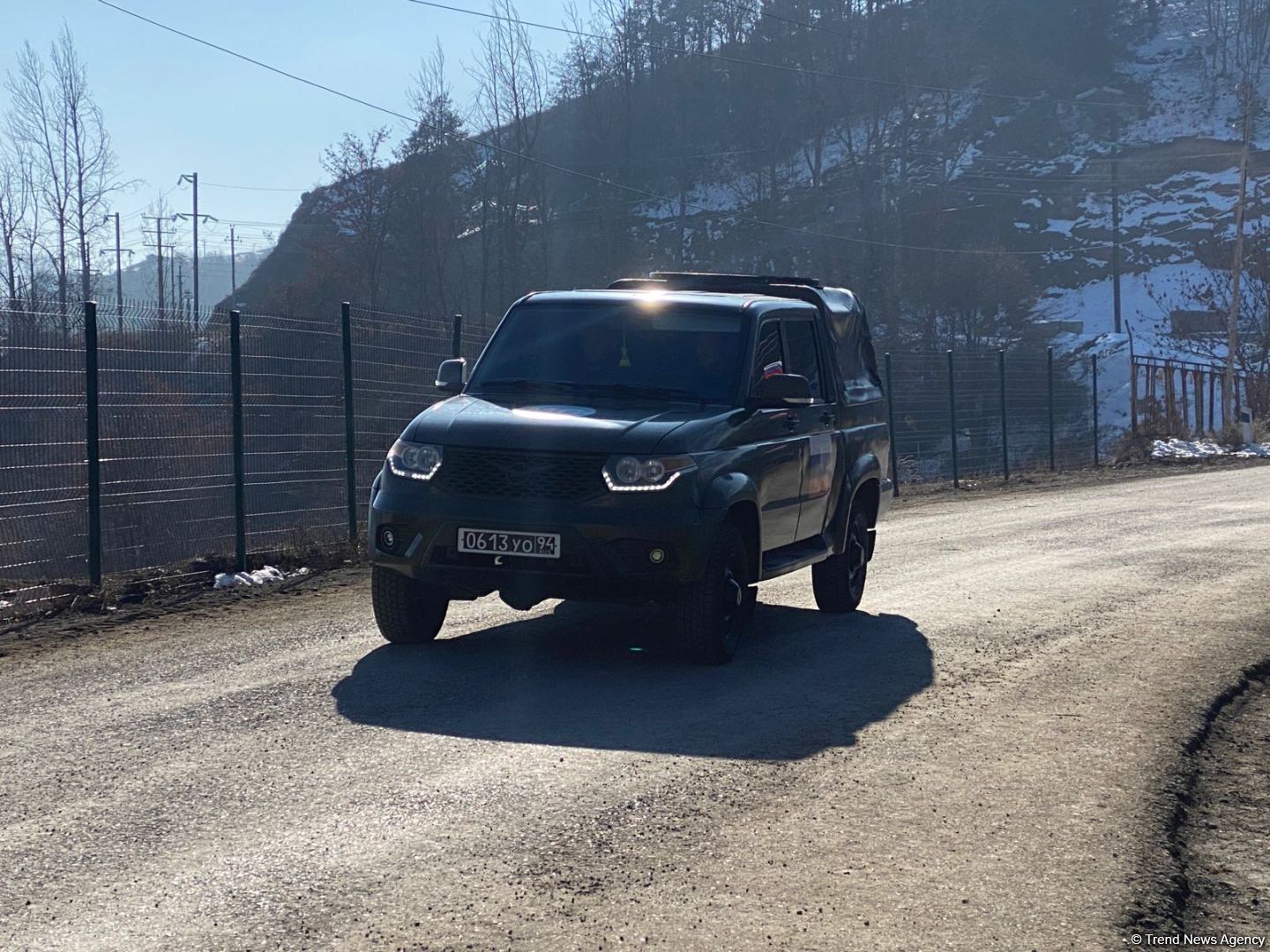 Another car of Russian peacekeepers freely passes along Azerbaijani Lachin-Khankendi road (PHOTO)