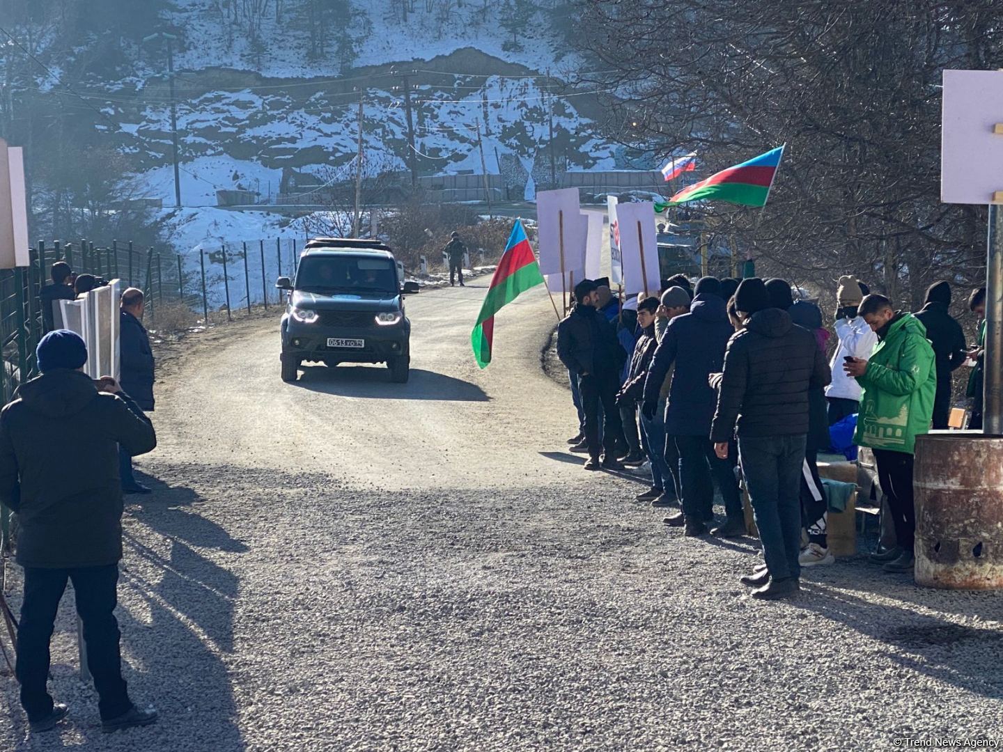 Another car of Russian peacekeepers freely passes along Azerbaijani Lachin-Khankendi road (PHOTO)