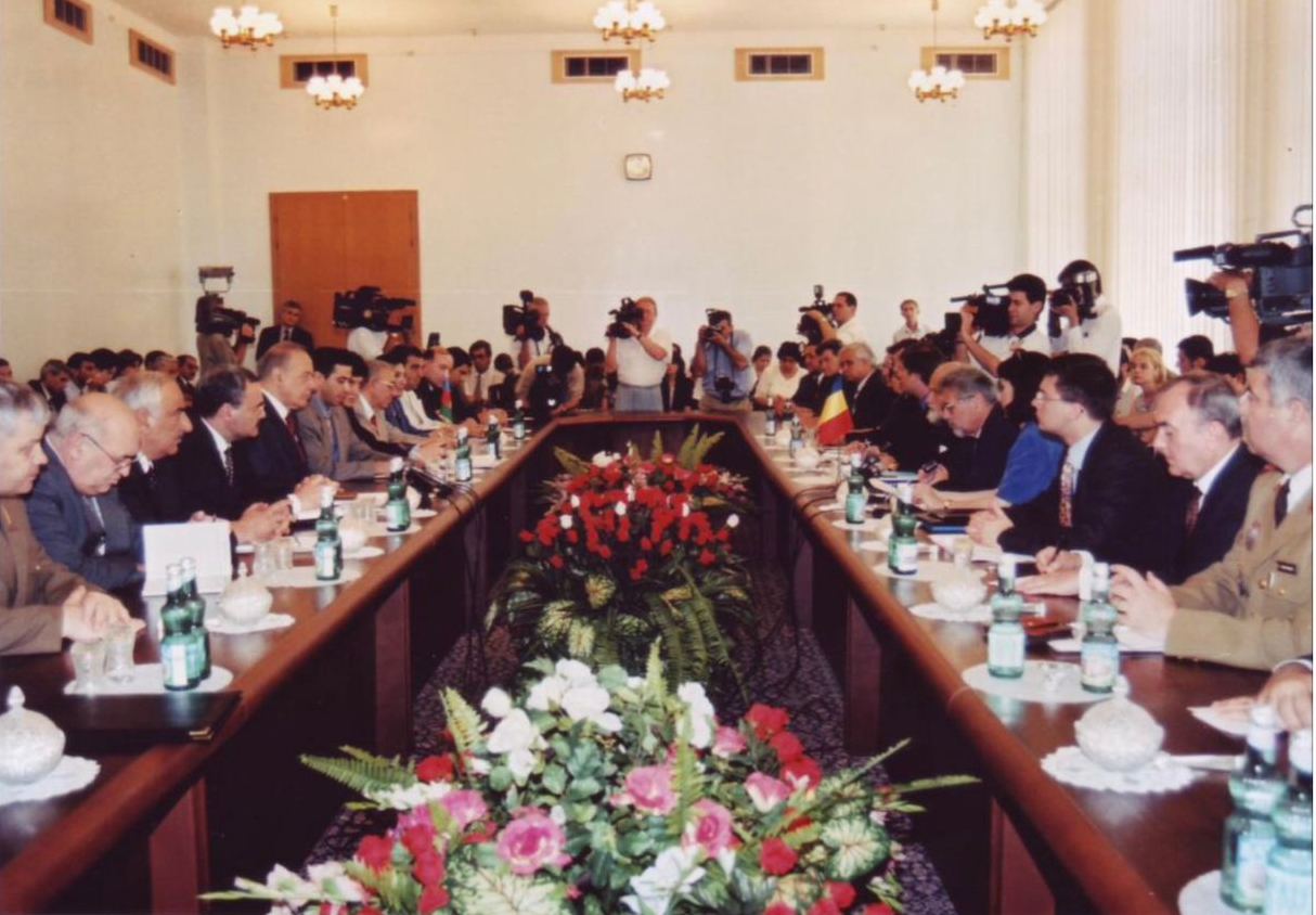 Heydar Aliyev launched great economic cooperation projects of global importance - ex-president of Romania (PHOTO)