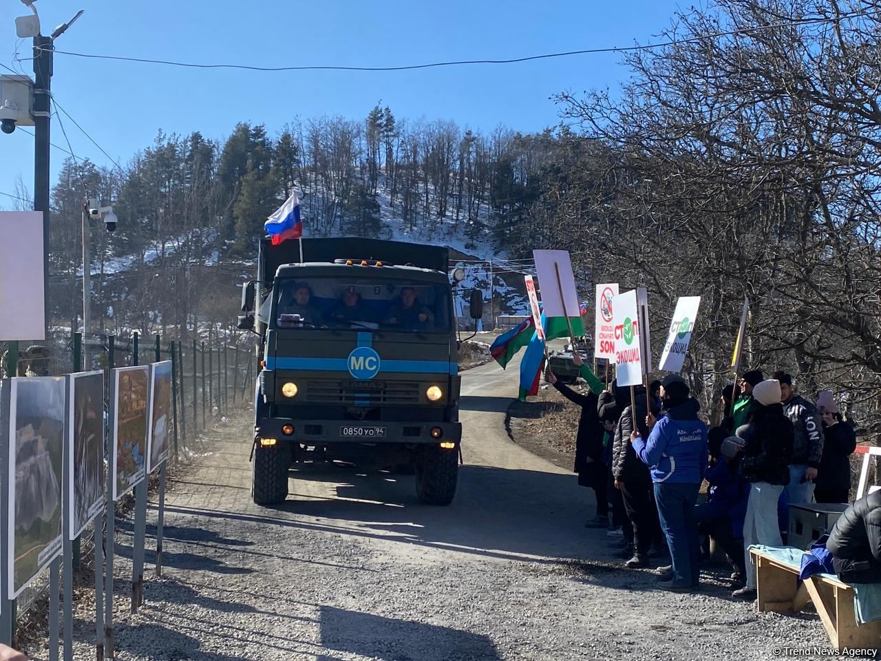 Two more supply vehicles of Russian peacekeepers pass freely along Azerbaijan's Lachin-Khankendi road (PHOTO)