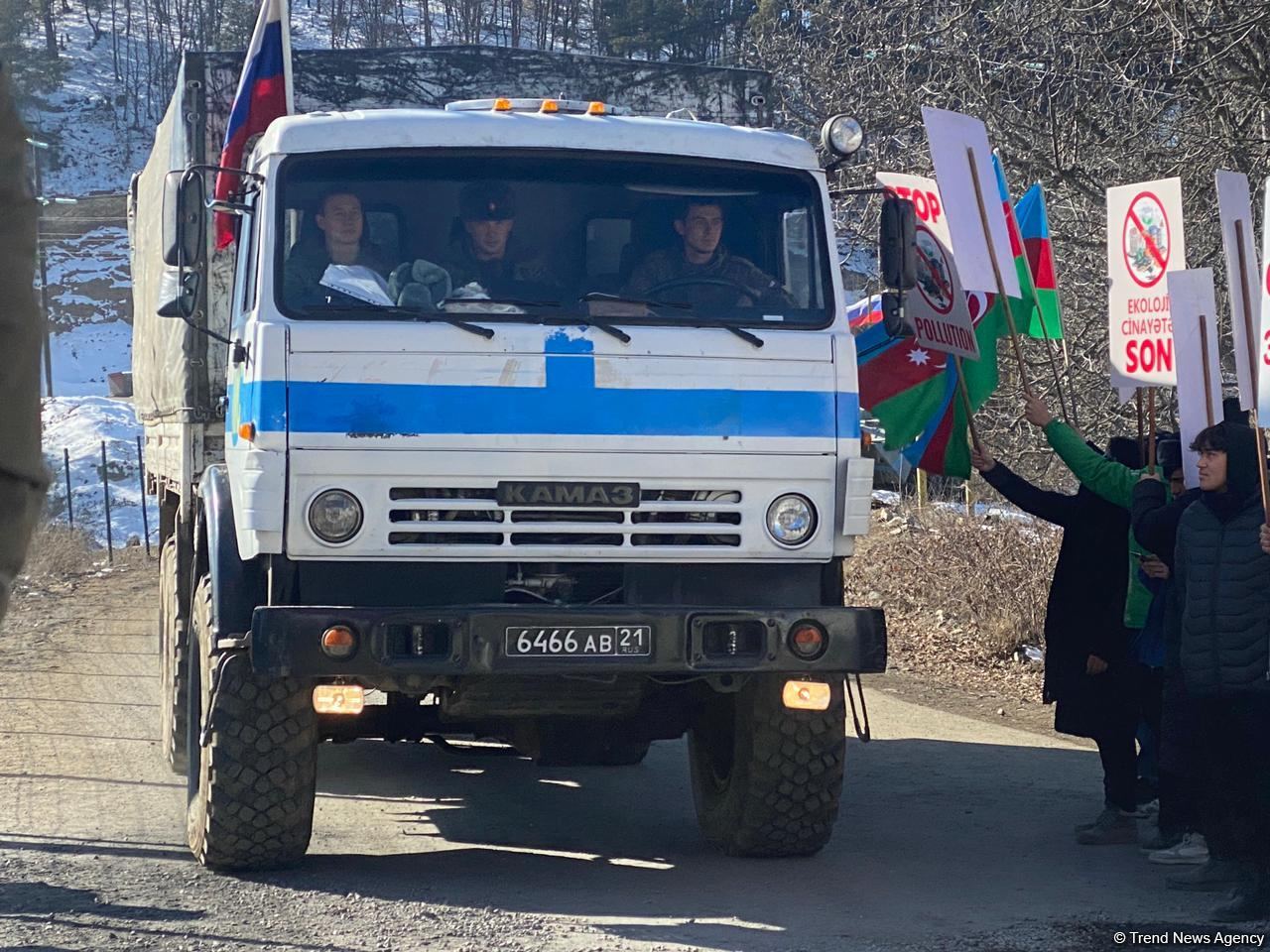 Two more supply vehicles of Russian peacekeepers pass freely along Azerbaijan's Lachin-Khankendi road (PHOTO)