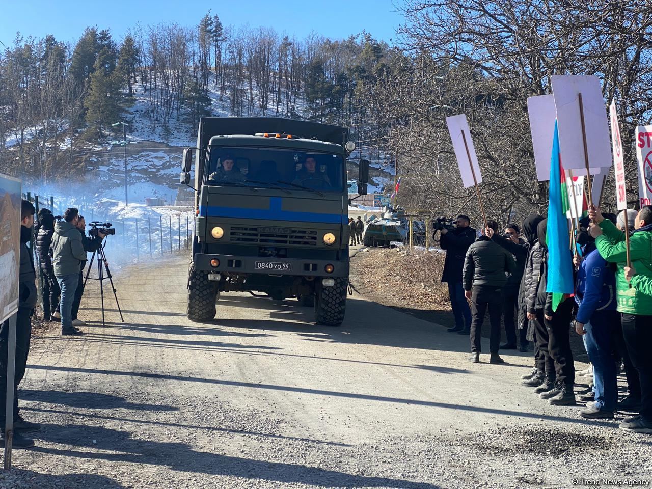 Two more supply vehicles of Russian peacekeepers pass freely along Azerbaijan's Lachin-Khankendi road (PHOTO)