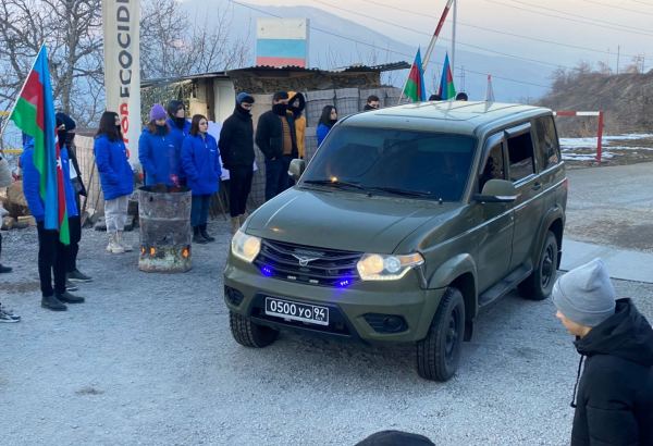 Another car of Russian peacekeepers passes freely along Azerbaijani Lachin-Khankendi road (PHOTO)