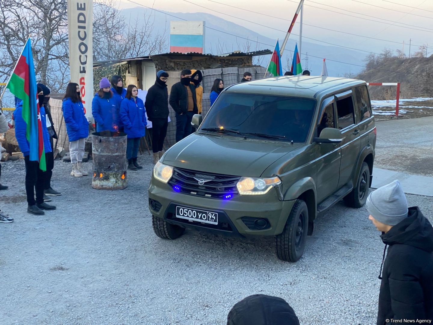 Another car of Russian peacekeepers passes freely along Azerbaijani Lachin-Khankendi road (PHOTO)