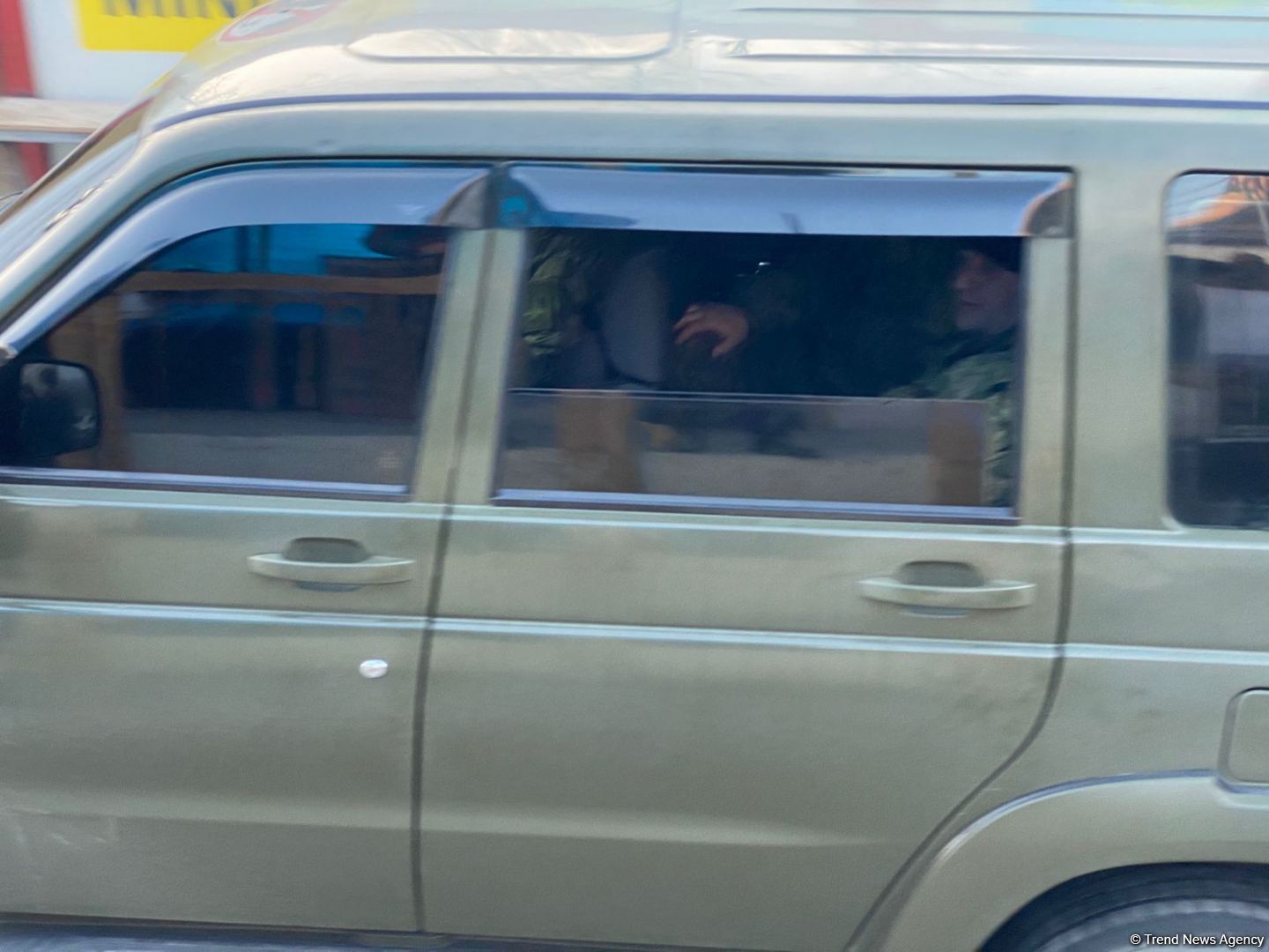 Another car of Russian peacekeepers passes freely along Azerbaijani Lachin-Khankendi road (PHOTO)
