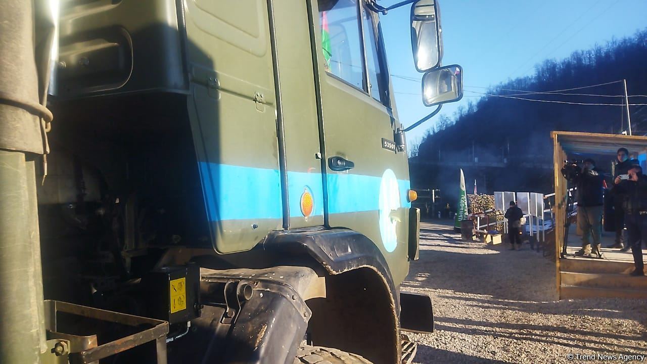 Another supply vehicle of Russian peacekeepers passes freely along Azerbaijan's Lachin-Khankendi road (PHOTO)