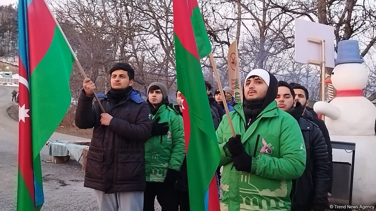 Peaceful protest of Azerbaijani eco-activists continues on Lachin-Khankendi road (PHOTO)