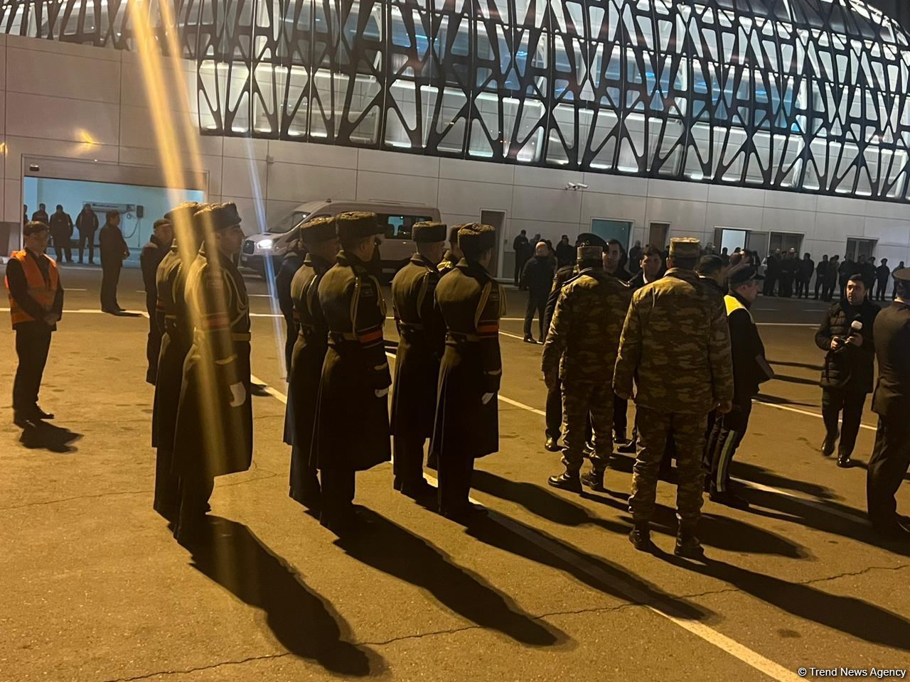 Body of deceased employee of Azerbaijani Embassy in Iran delivered to Baku, guard of honor lines up