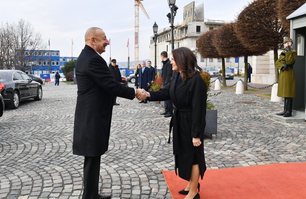 Presidents of Azerbaijan, Hungary hold on-on-one meeting (PHOTO/VIDEO)