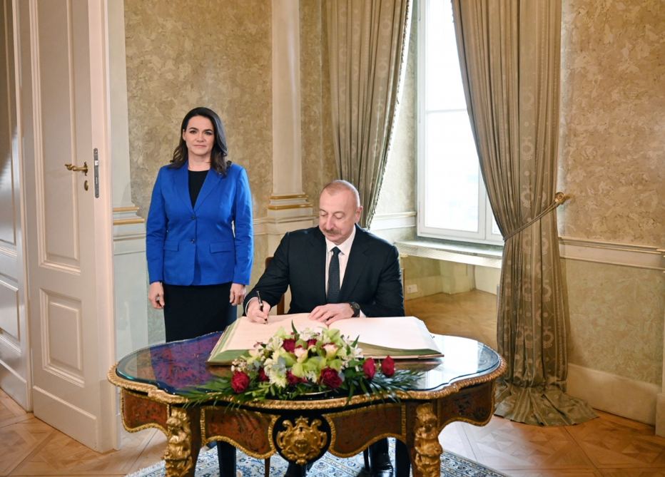 Presidents of Azerbaijan, Hungary hold on-on-one meeting (PHOTO/VIDEO)