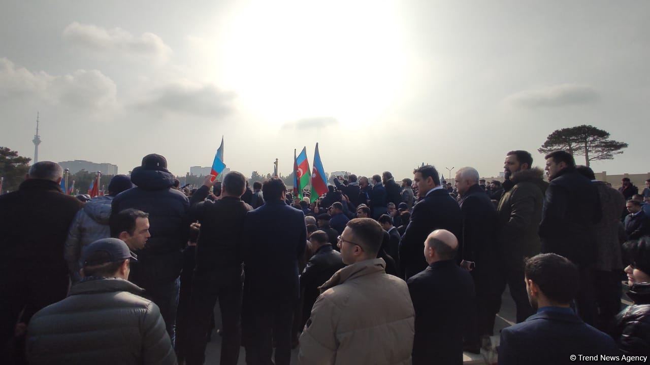 Funeral in Baku held for victim of terrorist attack in Iran, thousands gather to pay respect (PHOTO/VIDEO)