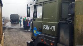 Russian peacekeepers' vehicles pass along Lachin-Khankendi road in both directions (PHOTO)