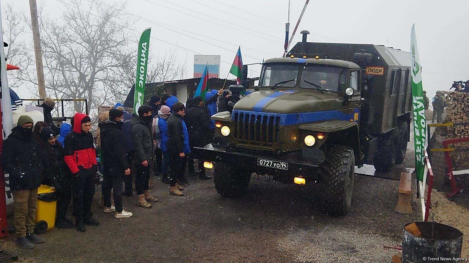 Russian peacekeepers' vehicles pass along Lachin-Khankendi road in both directions (PHOTO)