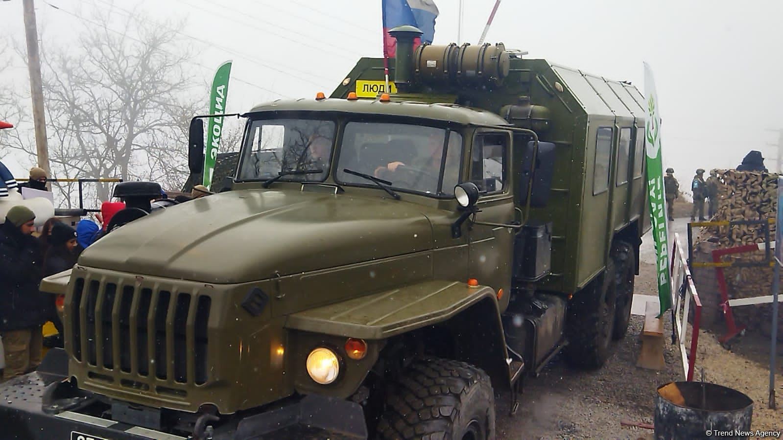 Russian peacekeepers' vehicles pass along Lachin-Khankendi road in both directions (PHOTO)