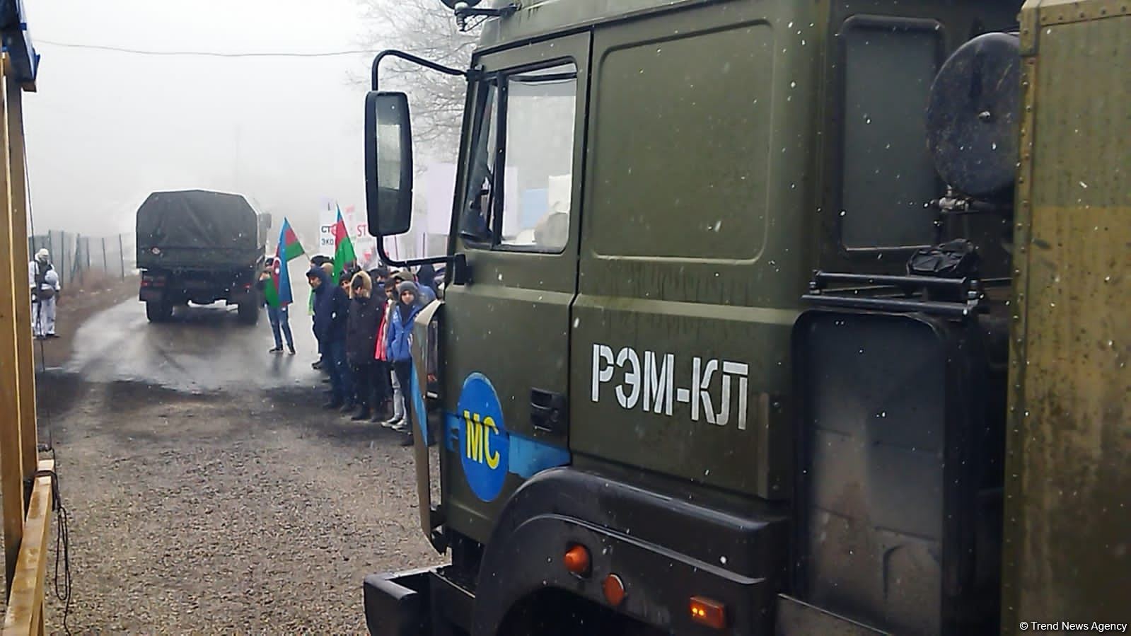 Russian peacekeepers' vehicles pass along Lachin-Khankendi road in both directions (PHOTO)