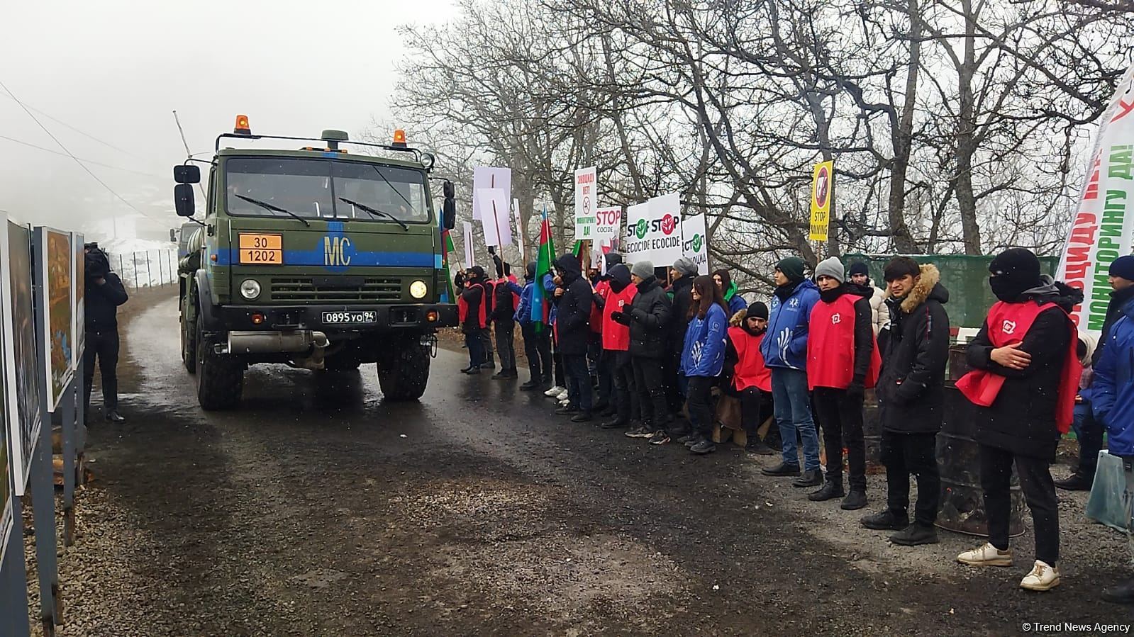 Russian peacekeepers' vehicles pass along Lachin-Khankendi road in both directions (PHOTO)