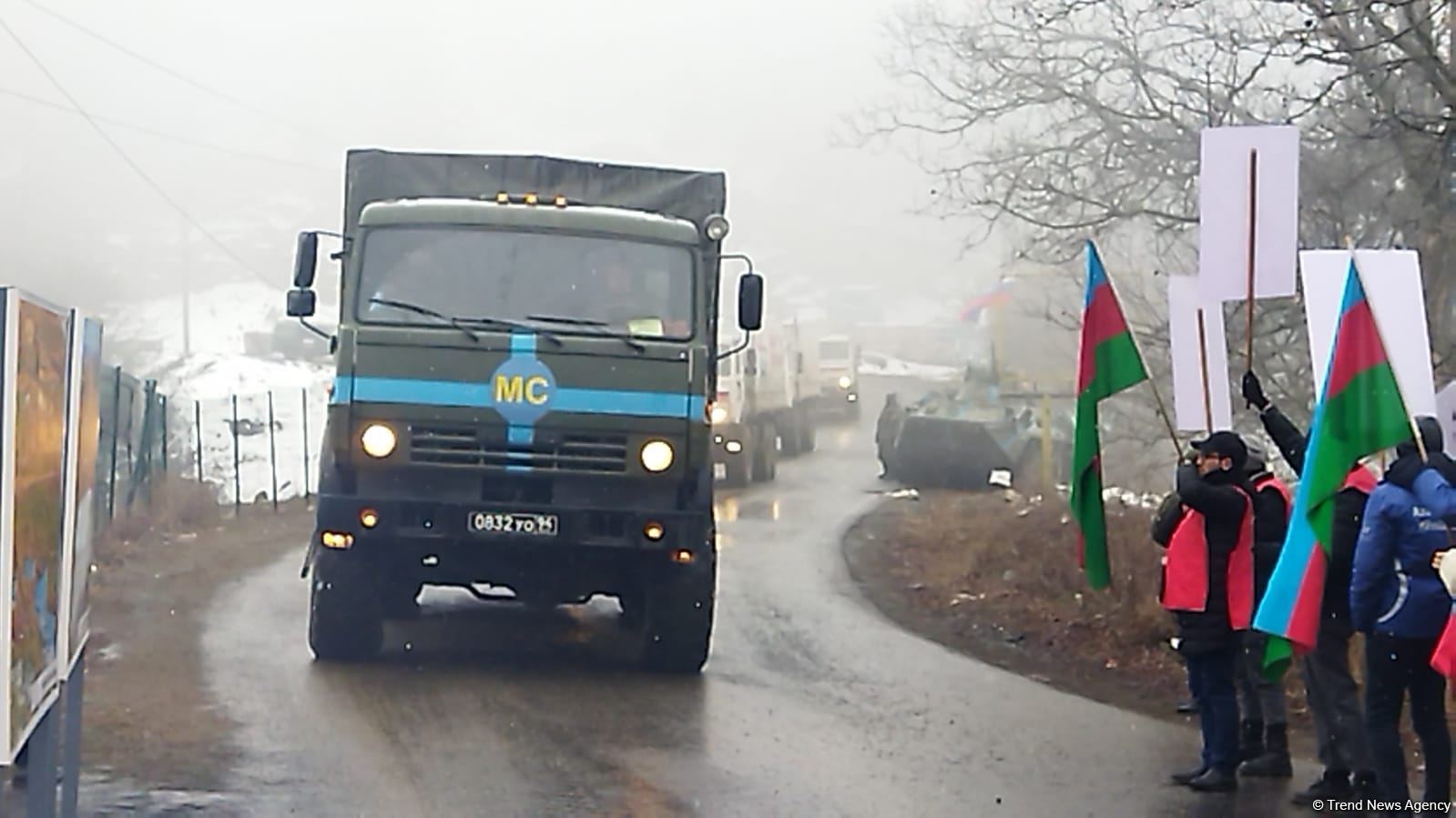 Russian peacekeepers' vehicles pass along Lachin-Khankendi road in both directions (PHOTO)