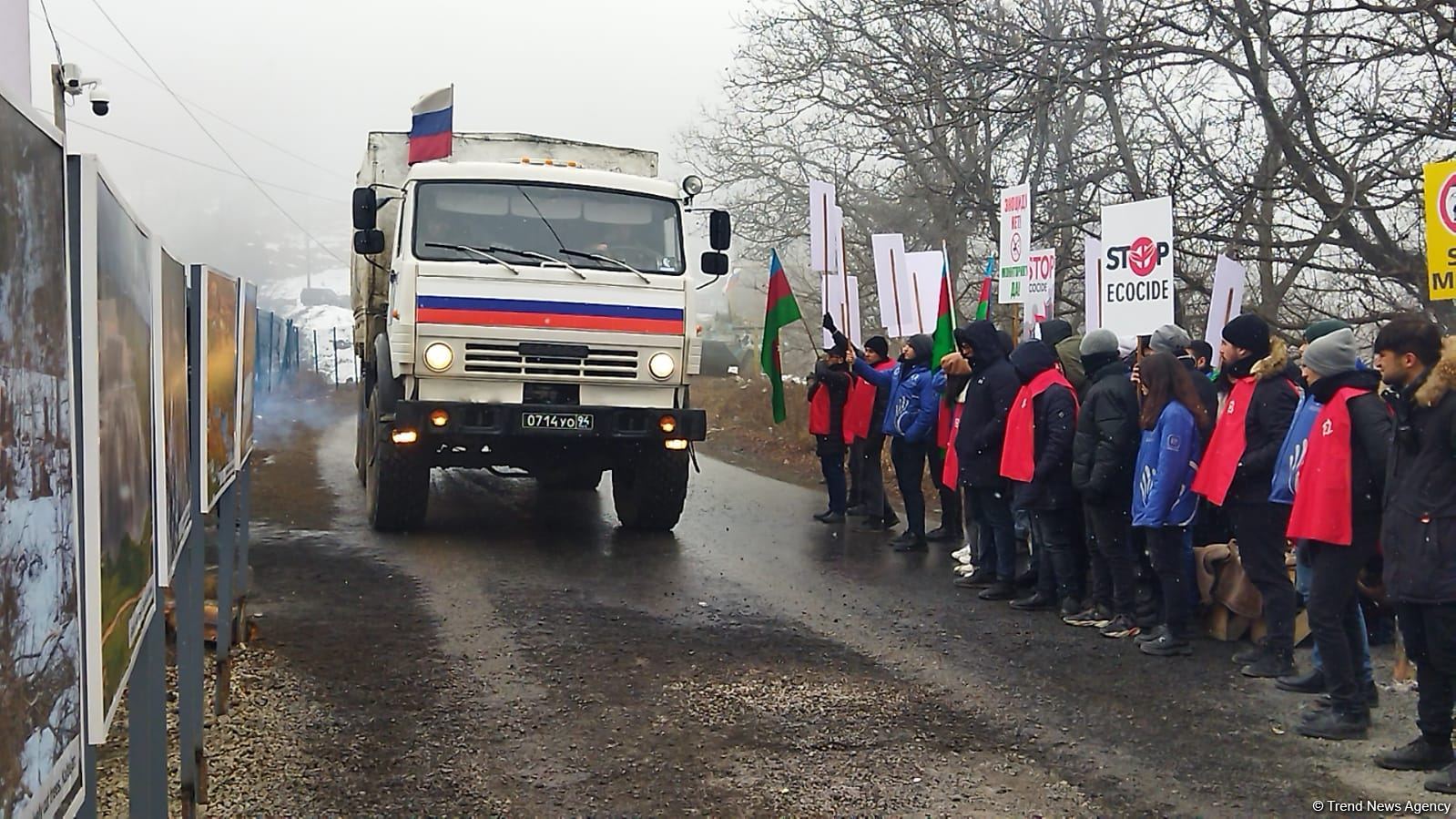 Russian peacekeepers' vehicles pass along Lachin-Khankendi road in both directions (PHOTO)