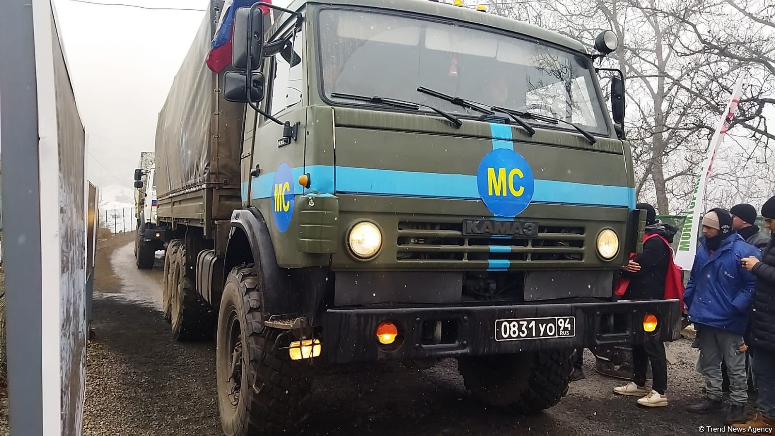 Russian peacekeepers' vehicles pass along Lachin-Khankendi road in both directions (PHOTO)