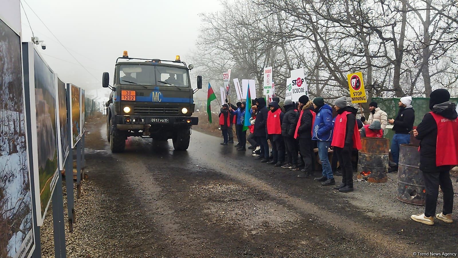Russian peacekeepers' vehicles pass along Lachin-Khankendi road in both directions (PHOTO)