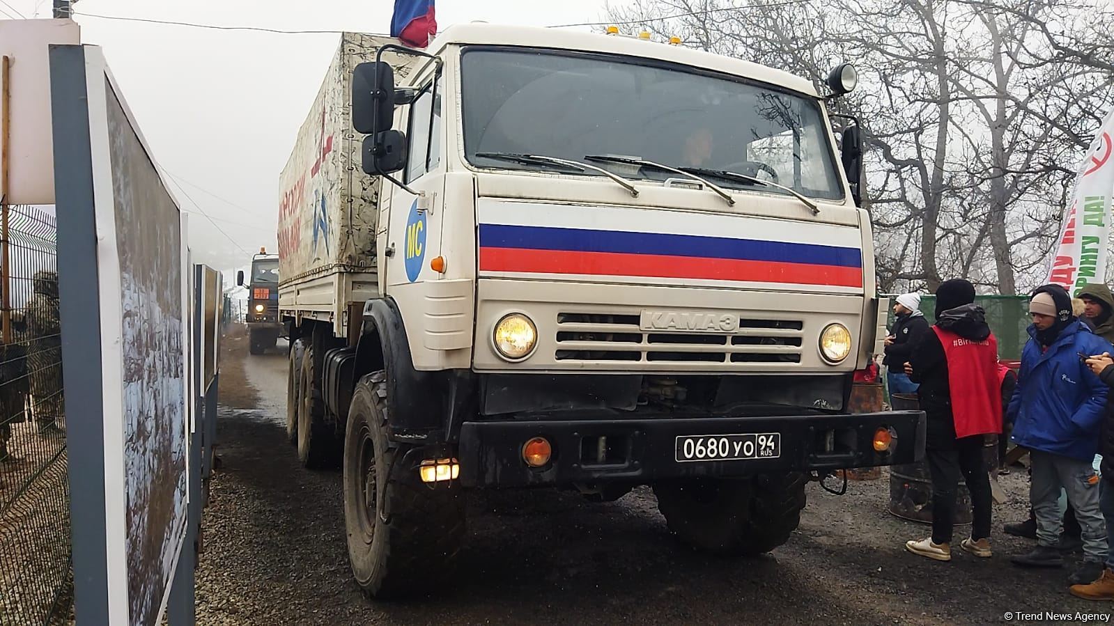 Russian peacekeepers' vehicles pass along Lachin-Khankendi road in both directions (PHOTO)