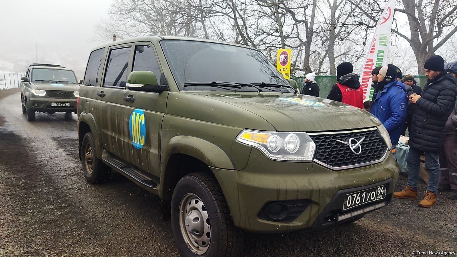 Russian peacekeepers' vehicles pass along Lachin-Khankendi road in both directions (PHOTO)