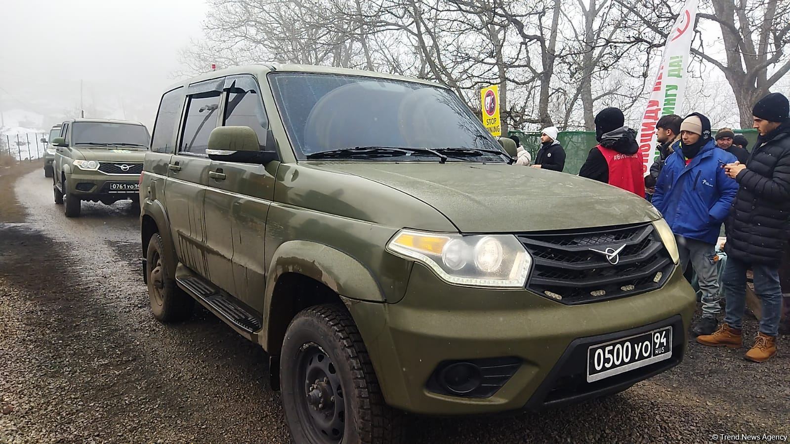 Russian peacekeepers' vehicles pass along Lachin-Khankendi road in both directions (PHOTO)