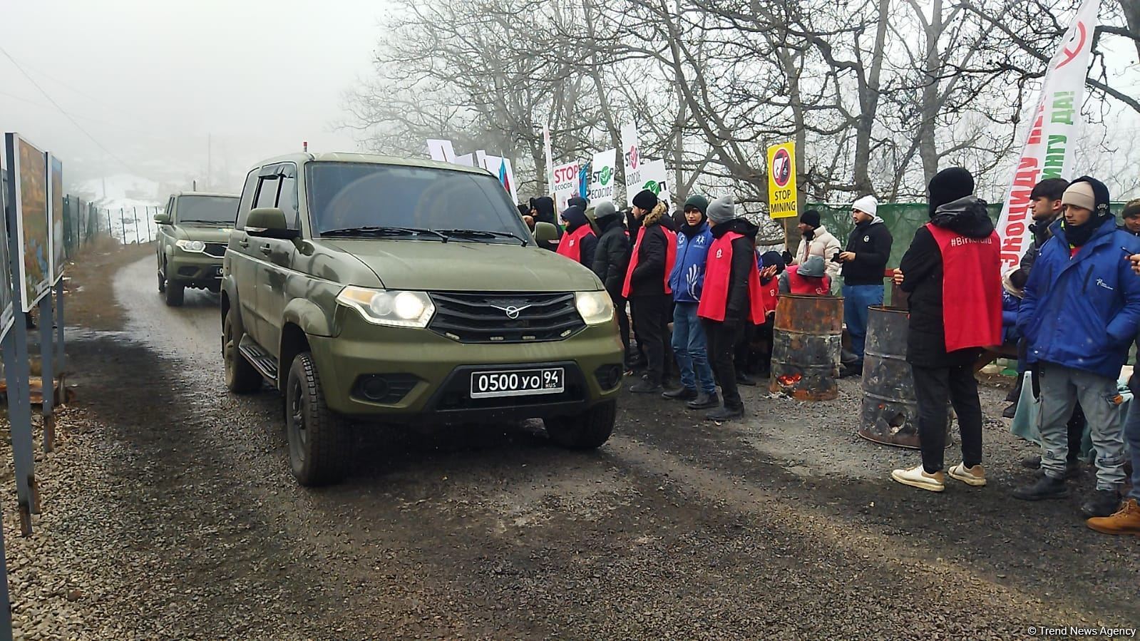 Russian peacekeepers' vehicles pass along Lachin-Khankendi road in both directions (PHOTO)