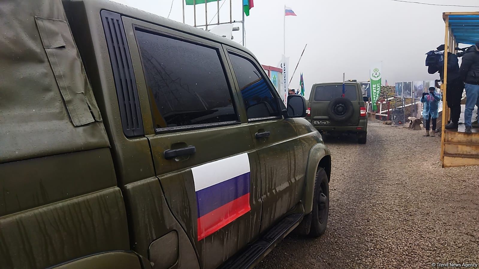 Russian peacekeepers' vehicles pass along Lachin-Khankendi road in both directions (PHOTO)