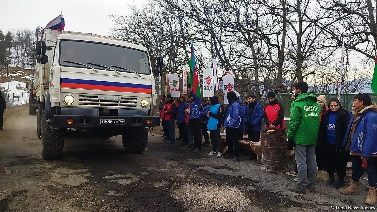 Six supply vehicles of Russian peacekeepers pass freely along Azerbaijan's Lachin-Khankendi road (PHOTO)