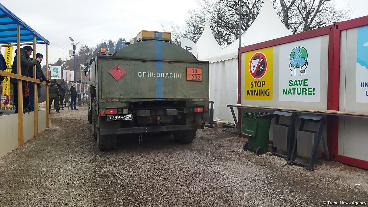 Trucks of Russian peacekeepers pass freely along Azerbaijan's Lachin-Khankendi road (PHOTO)